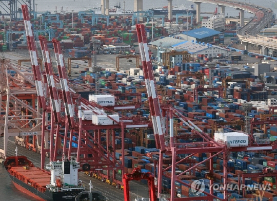 부산항에 적재된 컨테이너 모습. 사진 연합뉴스